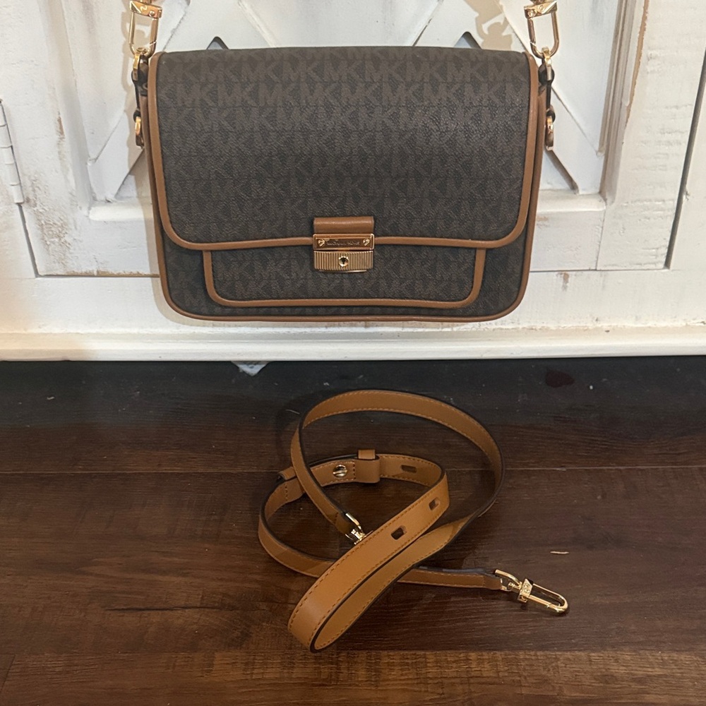 Michael Kors Bradshaw Brown Crossbody Bag - Picture 5 of 10